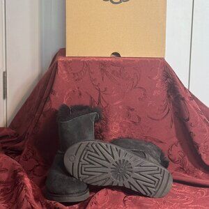 Rare Naveah Black UGGs Amazing Condition!  Size 8!